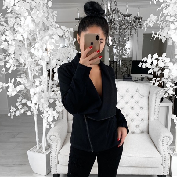 AMMELIA— in Black - Picture 3 of 5